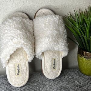 Dearform Slippers💫 Size 9-10💫white fuzzy